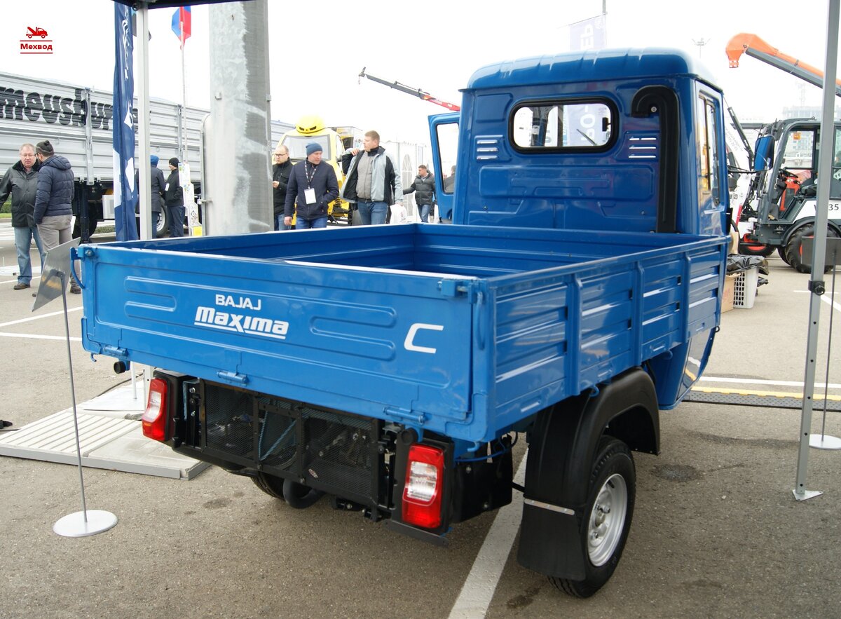 Вид сзади трицикла Bajaj Maxima С