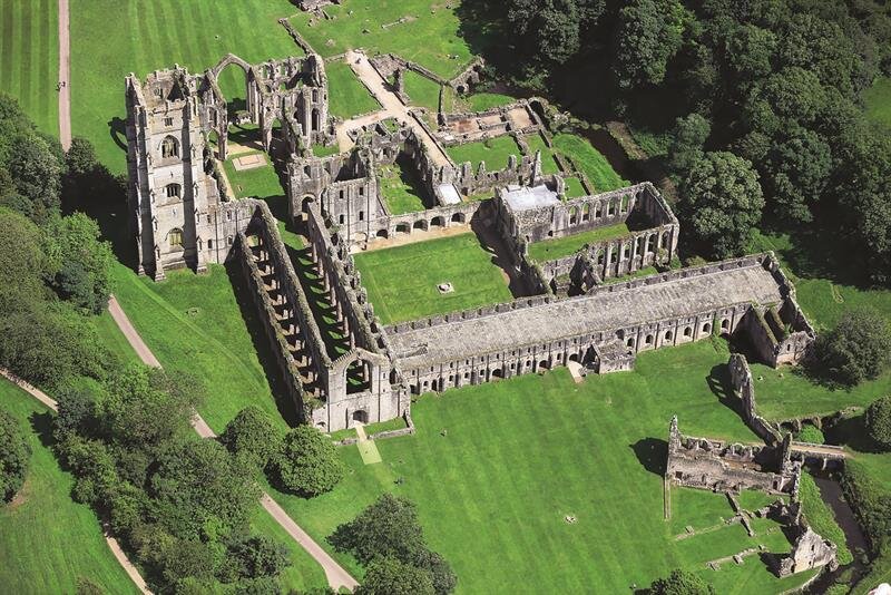 Аббатство Фаунтинс (Fountains Abbey) — руины самого большого цистерцианского аббатства средневековой Англии