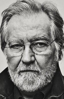 Тоуб Хупер - американский кинорежиссёр, сценарист и продюсер, специалиализировавшийся в жанре фильмов ужасов. Наиболее известен по фильмам «Полтергейст» и «Техасская резня бензопилой». 25 января 1943 - 26 августа 2017 (74 года).