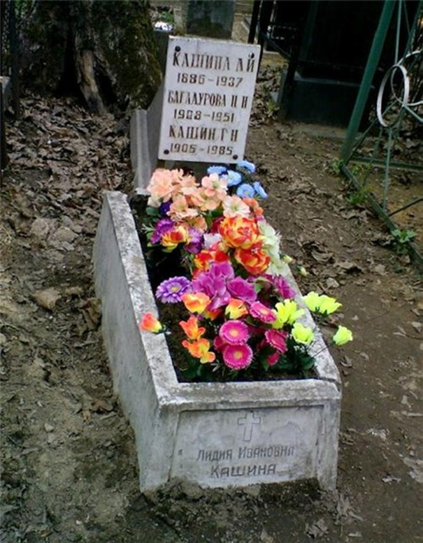 Есенин похоронен на кладбище. Могила Лидии Кашиной. Могила Татьяны Есениной.