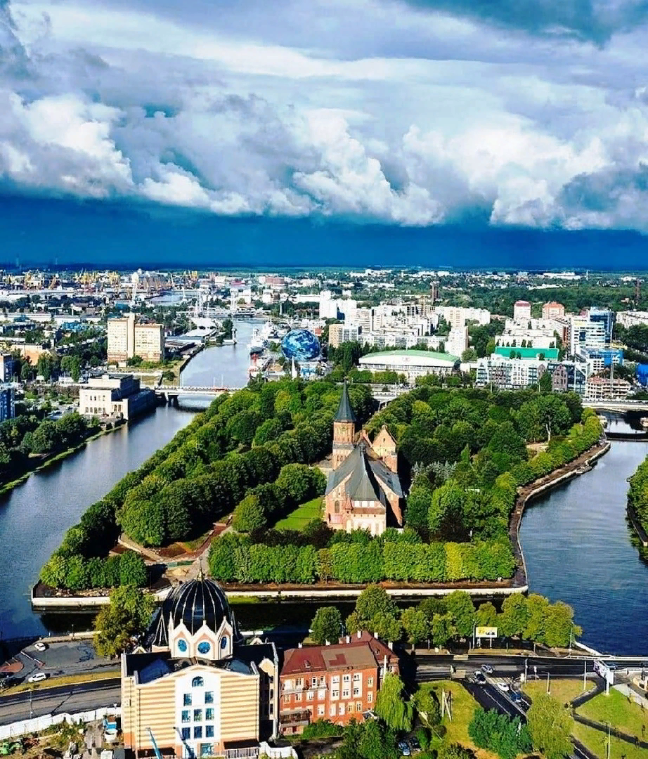 Видите остров, на котором стоит замок? Там традиционно походит большинство массовых городских гуляний. Там же сейчас идёт второй день янтарных выходных. Видите синагогу напротив замка через реку?  Там сейчас Вика занимается. А если бы картинка продолжалась вниз, был бы виден и наш дом. До синагоги от нас минут семь, а до острова имени одного философа — чуть дольше