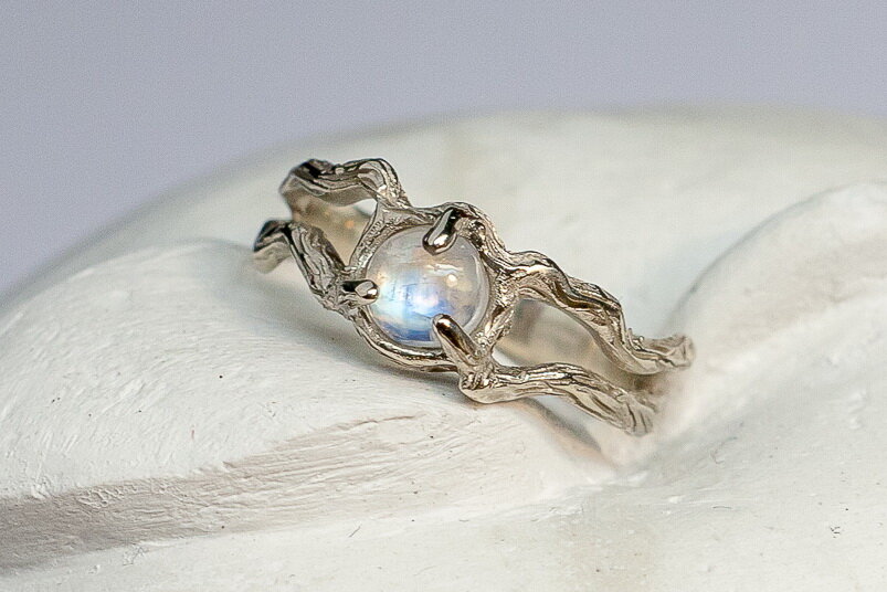 Помолвочное кольцо из белого золота с лунным камнем. На сайте www.8jewel.ru