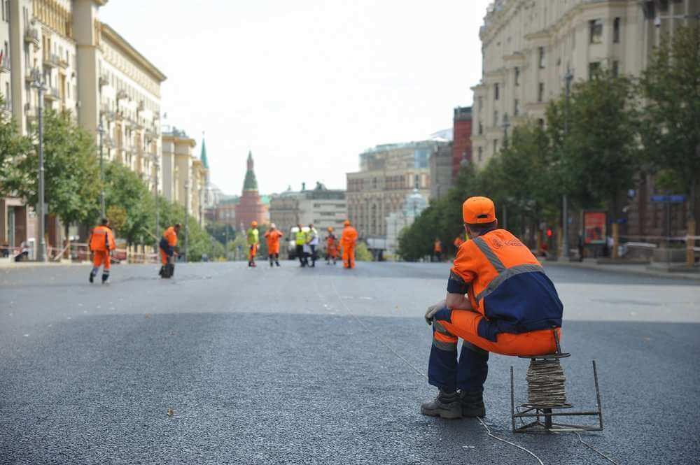 Фото: Замена асфальтобетонного покрытия на участке ул. Тверская от ул. Моховая до Настасьинского пер. / Александр Авилов / Агентство «Москва»