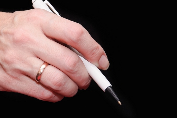 ©Шариковая ручка в руке. Фото автора