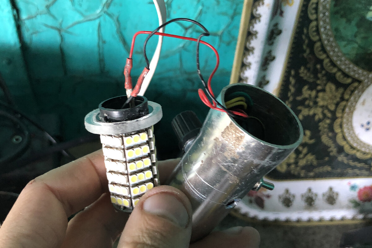 Приклеил проставку к лампочке.