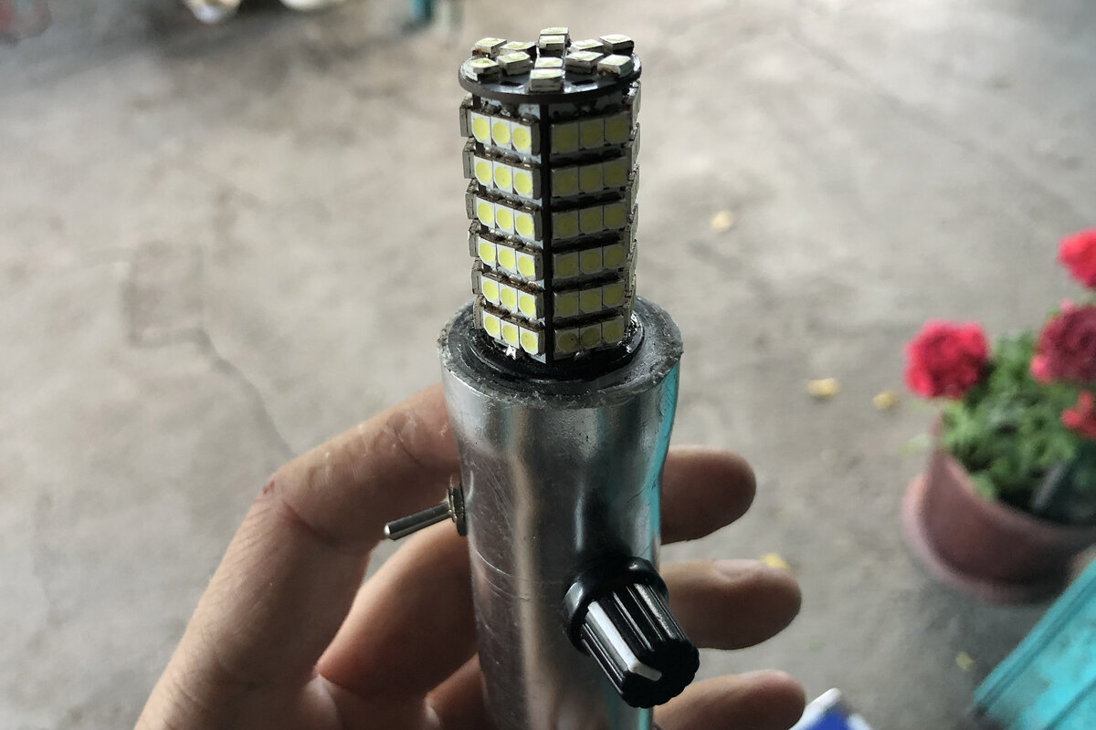 Лампочка установилась без зазоров, для надежности добавил секундного клея.