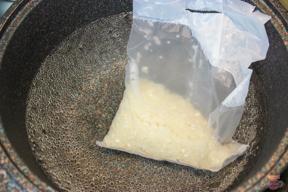 В кипящую воду добавляем соль и отвариваем один пакетик риса до полуготовности, в течении 10 минут, затем дадим ему полностью остыть. Понадобится только 0,5 пакета отварного риса.