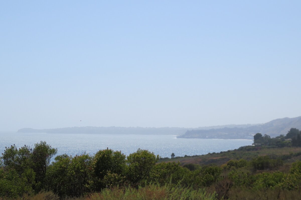 Малибу. Июль 2020 года. Солнце и океан, которые многих удерживают в Калифорнии. Фото автора. 