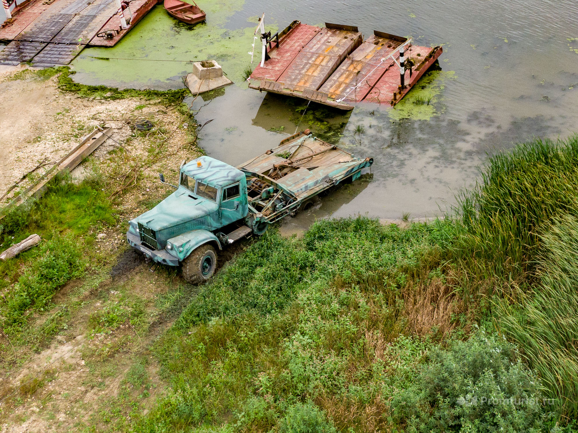 Водитель совершил ошибку — утопил машину в реке. К нему на помощь приехали друзья на КРАЗе, но увы ?⛓?0