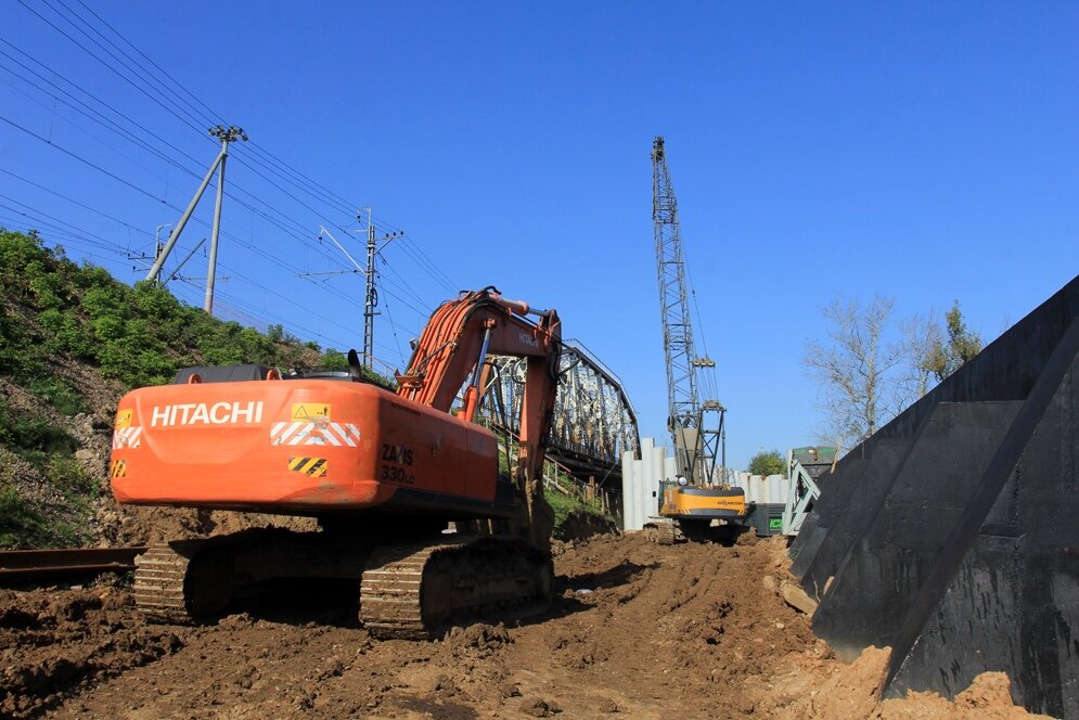 2. Вблизи существующей насыпи и моста неспешно идут работы по строительству подпорной стены, формированию насыпи под III и IV главные пути и извлечение грунта в местах будущих устойных опор.