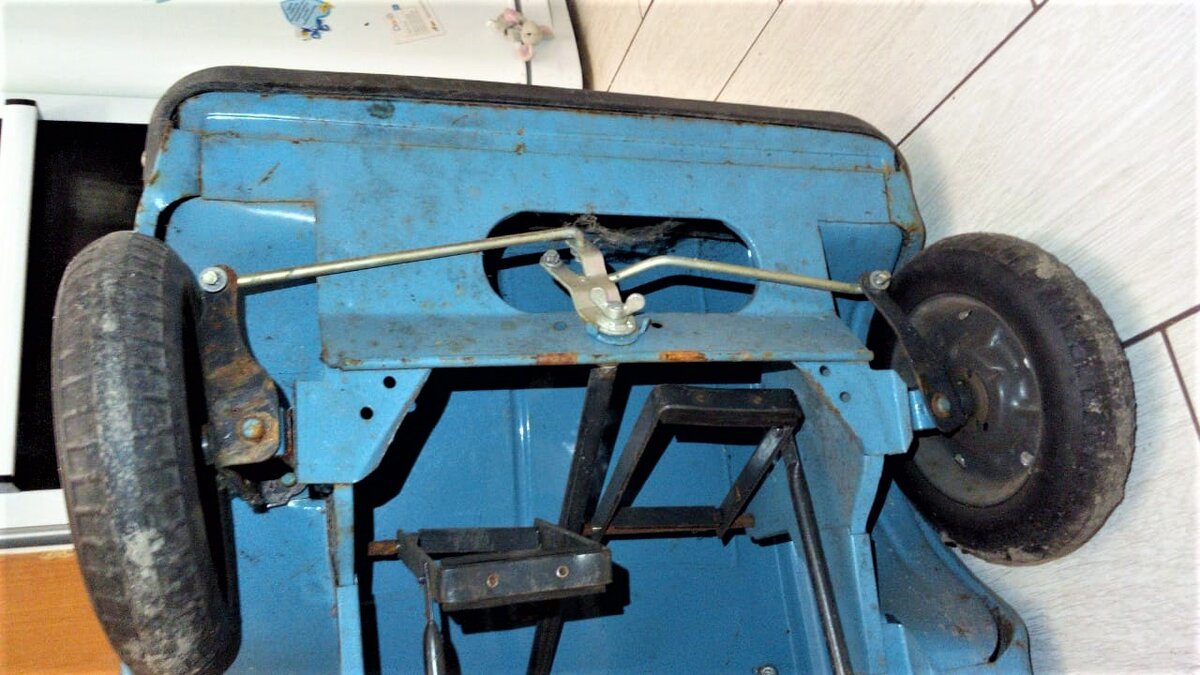 Вид спереди снизу. Собственное фото автора.