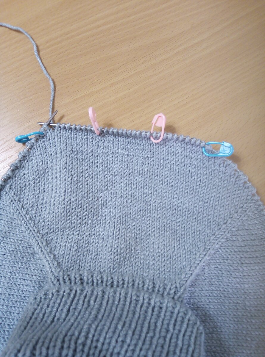 Манишки связанные спицами укороченными рядами. Манишка укороченными рядами. Манишки укороченными рядами ажурные. Манишки связанные спицами укороченными рядами. Голубая манишка крючком.