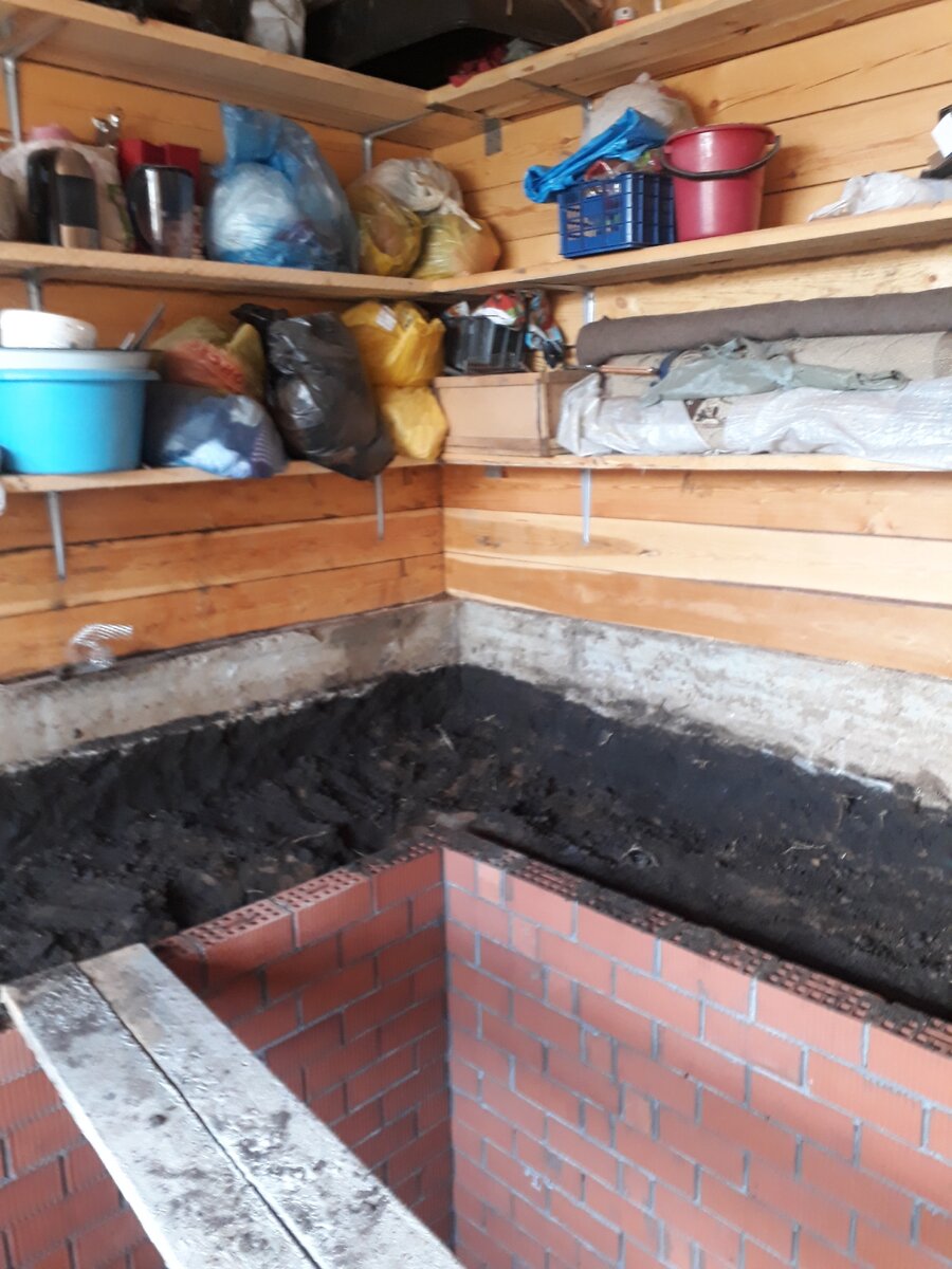 пример строительства фундамента, прям на черноземе, наша работа это погреб и плита в гараж. Да дом деревянный но так и под газобетон многие строят!!!