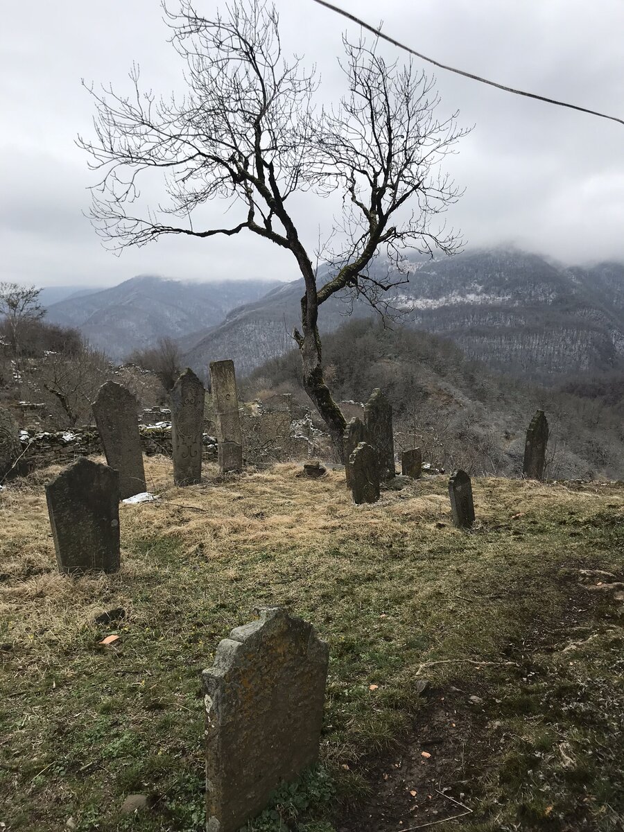 Древнее кладбище в горной деревне Кала-Корейш