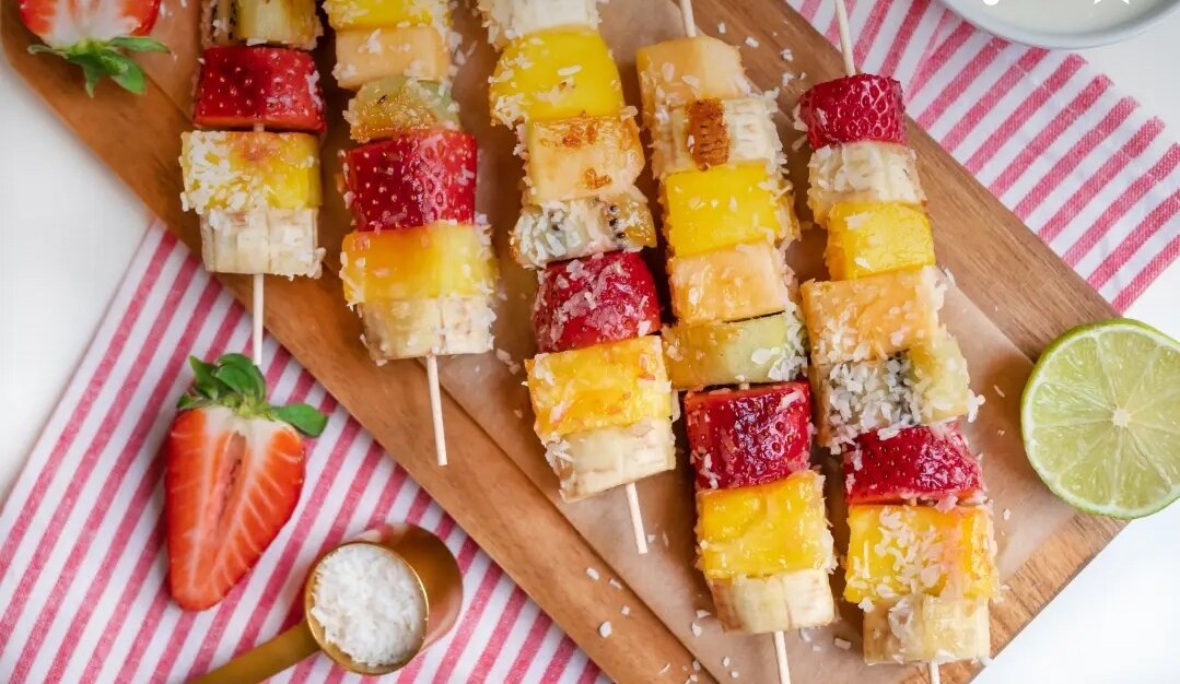 Фруктовые шашлычки с лаймовым соусом