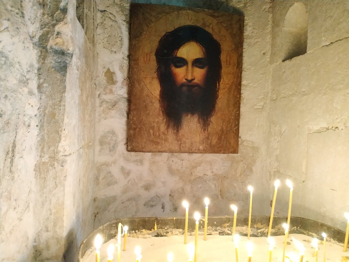 На одних смотрит, на других – нет, третьим и вовсе моргает: какая необычная икона есть в армянском монастыре в Крыму