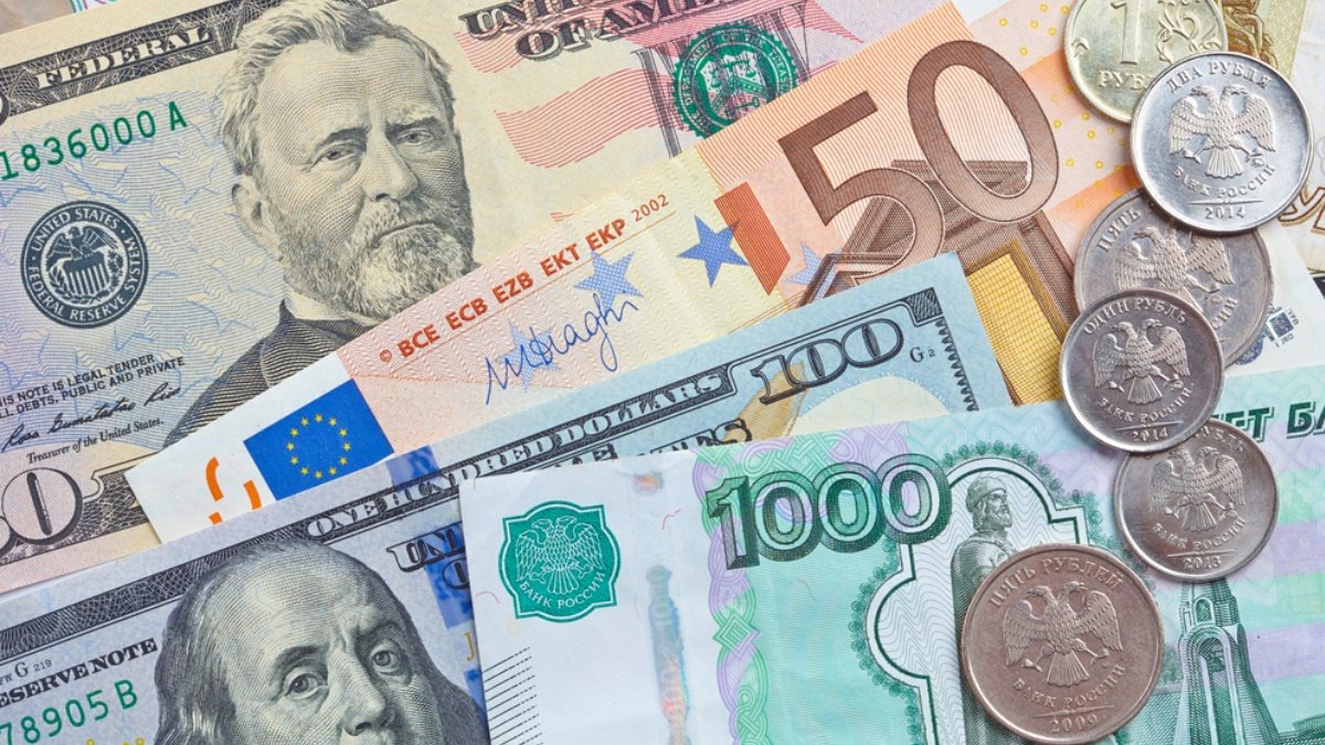 https://yandex.ru/news/story/CB_ponizil_oficialnye_kursy_dollara_i_evro--07548df20ba6144c40e077bffd132b21?lr=10777&lang=ru&stid=9RLycBUCh4EEyBDwqkCq&persistent_id=92454857&rubric=business&from=rubric