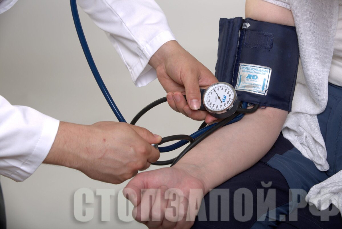 «Как вывести человека из запоя, если он не хочет?»С примерно такой формулировкой иногда обращаются за советом чаще в поисковые системы интернета, реже к друзьям и знакомым, ещё реже к профессиональным врачам-наркологам.Нужно отметить, что выделяют 2 вида запоев: так называемые истинные запои и  не истинные.Первые (считающиеся более тяжёлыми и затяжными!) отличаются от псевдо или не истинных запоев тем, что могут прекратиться так «по указке» извне: настоит жена, руководитель с работы пригрозит увольнением, либо дочь объявила бойкот, «пока папка вино пить не перестанет!»С истинными запоями сложнее. Их уже не прекратить по доброй воле пьющего человека. Дело в том, что зависимость от алкоголя в таком случае достигла тех размахов, что спирт становится как бы необходимым для возможности процессов жизнедеятельности и обмена веществ в организме, без него человек действительно страдает, и субъективно испытывая сильнейший дискомфорт, и объективно имея затруднения в работе всех органов. И здесь без фатальных последствий порой уже  невозможно насильно отлучить от спирта и требуется помощь профессионалов наркологов.В России существует свод законов, по которым  медицинская помощь может оказываться лишь только с согласия пациента, т.е. добровольно.  Применение не добровольных мер медицинского характера возможно лишь в отношении тех пациентов, которые:— юридически являются недееспособными— предпринимают попытки суицида— совершили или совершает противоправные действия, преступления и другие нарушения закона-представляют угрозу жизни для себя или окружающих, своим поведением демонстрируя это: угрожает, пытается вступить в драку и т.п.В перечисленных случаях  можно обратиться к врачу для фиксации перечисленных психических отклонений.В качестве доказательств можно сфотографировать или записать видео неадекватных проявлений больного.После задержания пациент из отдела полиции может быть переведён в специализированное стационарное отделение для прохождения терапии.Как поступить, чтобы минимизировать обращение в спец. лечебницу или полицию?Врач-нарколог, вызванный для вывода из запоя на дому, удостоверившись в неадекватности поведения и агрессивности алкоголика, под благовидным предлогом может применить лекарства, которые успокоят пациента, уберут агрессию, психомоторное возбуждение,  и в дальнейшем позволят провести инфузионную терапию:  многокомпонентную капельницу,  результатом которой будет очищение крови, нормализация в работе жизненно-важных органов, ликвидация дефицита сна и дефицита энергии.  Мотивирование на лечение может занять несколько большее времяНужно учитывать, что под маской длительного запоя скрываются тяжёлые нарушения, например инсульт, инфаркт,  панкреатит. Пациент употребляет спиртное, исподволь желая уменьшить болевые ощущения- тогда при подозрении на тяжёлые осложнения нарколог обязан вызвать  реанимационную бригаду для срочной госпитализации больного в реанимационное отделение.врач психиатр-нарколог Шагин Е.С.