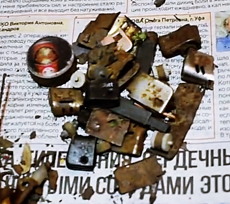 Рядом подшипник в пластиковой обойме, с нарисованной матрёшкой