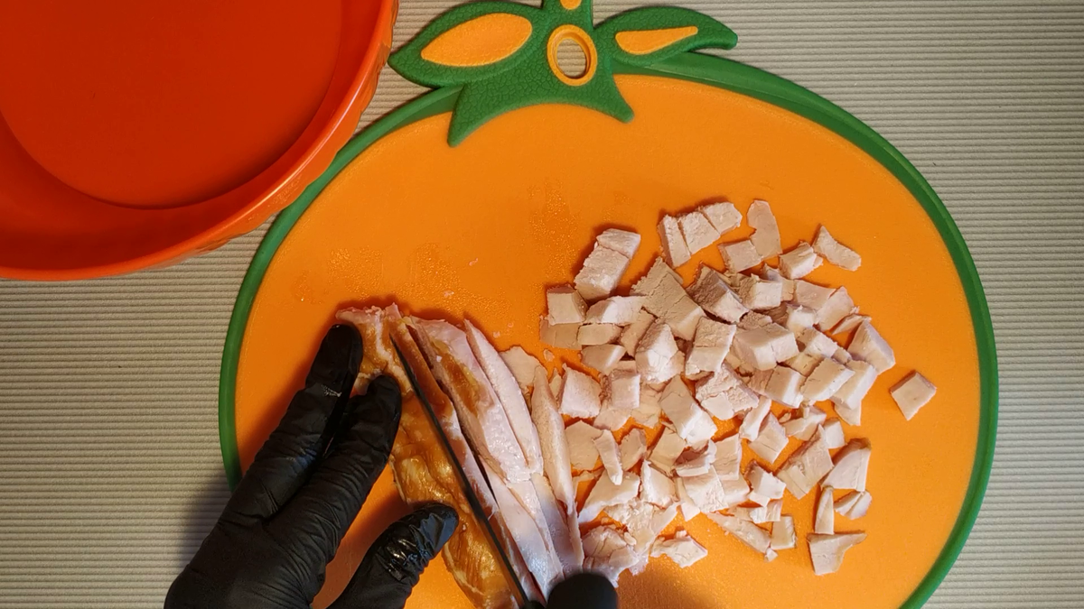 Нарезаем копченую курочку