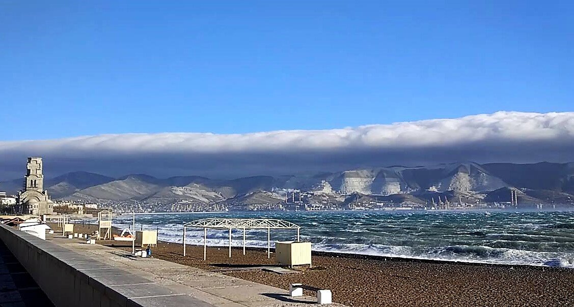 С гор спускается бора, местные ласково называют ее бородой.  Предвестник норд-оста в Новороссийске. А на вид белая и пушистая))) (Фото Яндекс)