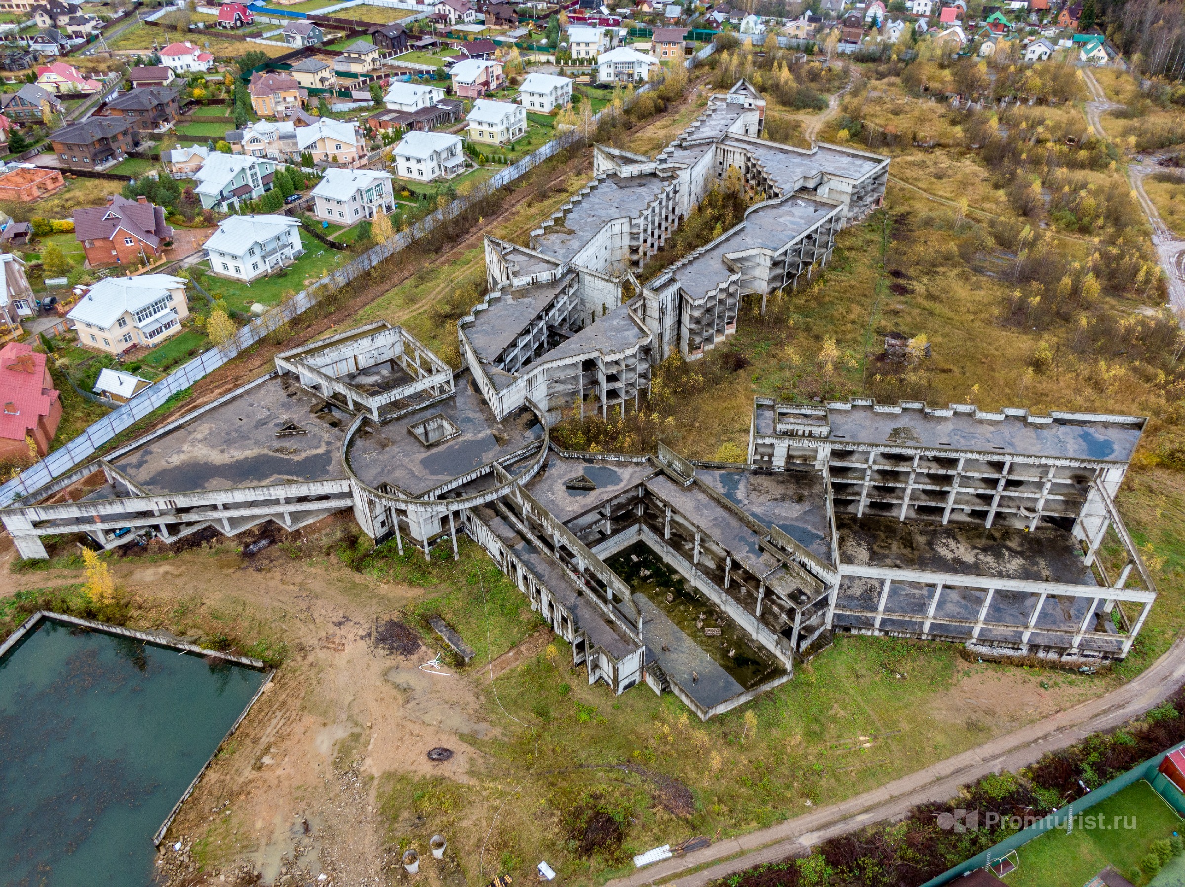 Самое странное заброшенное здание, которое я видел. Хотели крутой санаторий, но что-то пошло не так ???‍♂️7
