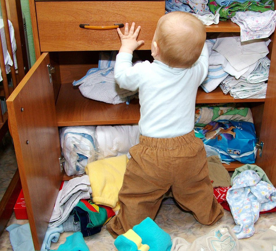Почему маленькие дети любят. Беспорядок в шкафу с одеждой. Ребенок убирает игрушки. Разбросанные детские вещи. Шкаф для малыша.