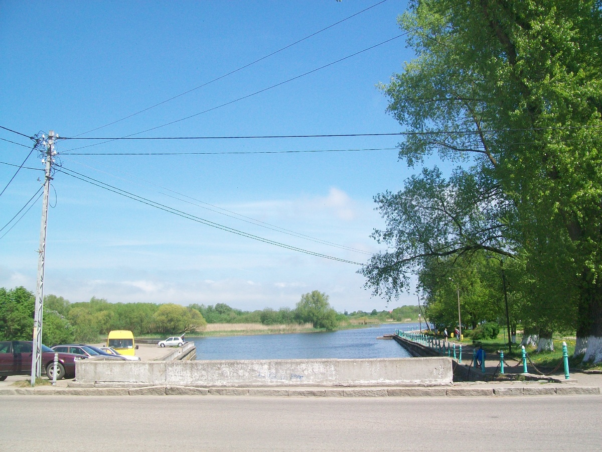 В районе города от реки ответвляются несколько каналов. В самом городе мы с дочкой были впервые. Я только проезжала через него во время своих командировок и туров в Литву. И единственное впечатление было - масса рыбаков именно на этом канале (прямо у центральной площади). В эти два тура на берегах было пусто.