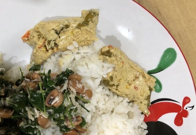 Овощи с бобами и кокосовой стружкой и печеный кокосовый жмых со специями (вкусно!)