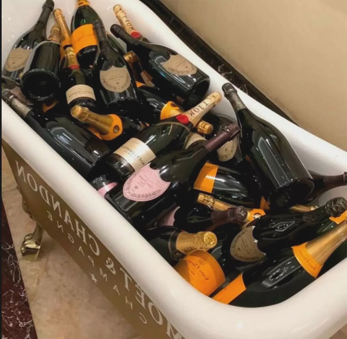 Та самая фотография с шампанским