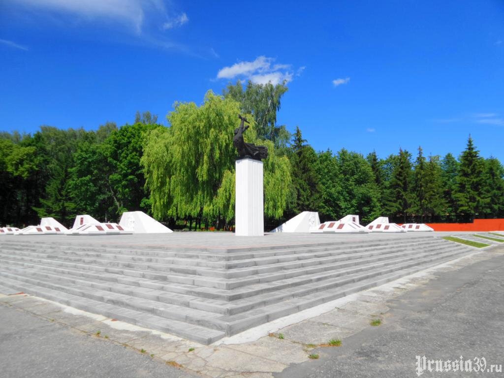 Мемориальный комплекс на братской могиле советских воинов. Нестеров, июнь 2016