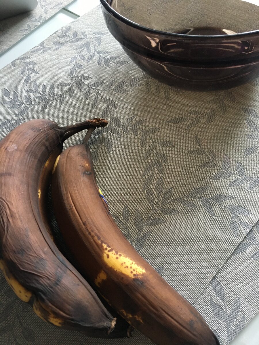 Мои супер-перезрелые бананы, но на качество бананового хлеба это не повлияло, он получился вкусным!