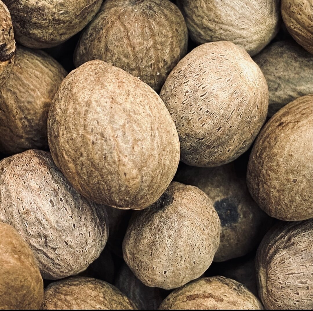 В чем же польза орехов? А в том , что они... 
НАСЫЩАЮТ ПОЛЕЗНЫМИ ВЕЩЕСТВАМИ. 
Орехи — это настоящий кладезь витаминов, микроэлементов и питательных веществ. Они содержат кальций, калий, магний, железо, фосфор и другие минералы. Этот продукт богат клетчаткой, витаминами A, B, C, D и E.