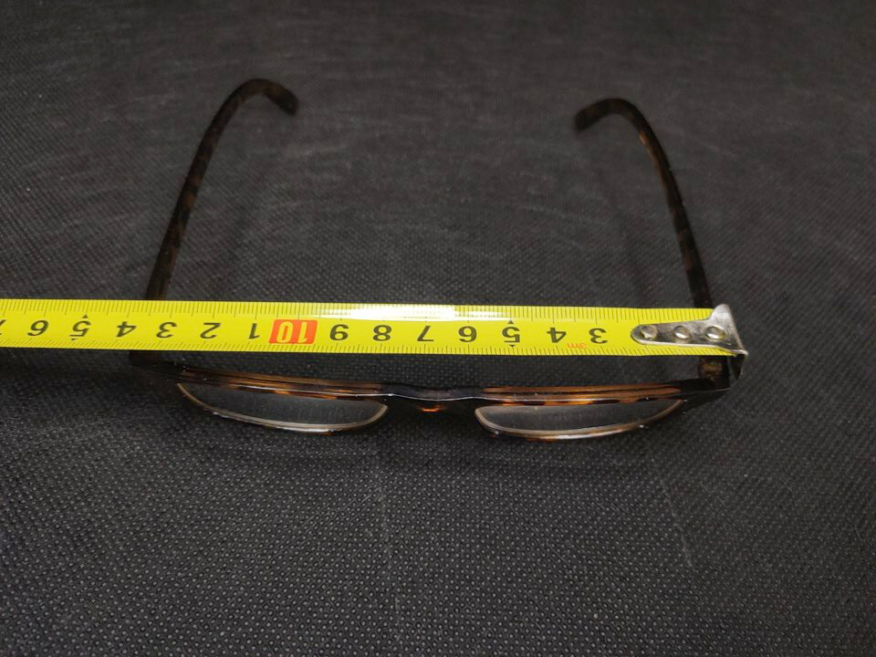 Измеряем ширину очков и добавляем по 2-3 мм с каждой стороны. У меня получилось 140 мм
