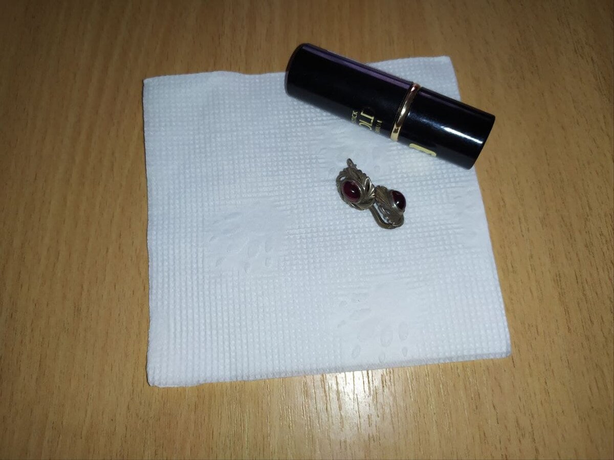 Сережки, помада и салфетки 