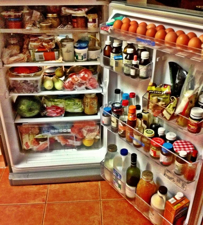 Холодильник с продуктами. Холодильник с едой. Полный холодильник продуктов. Проддуктыв холодильнике. Товар всегда нужно