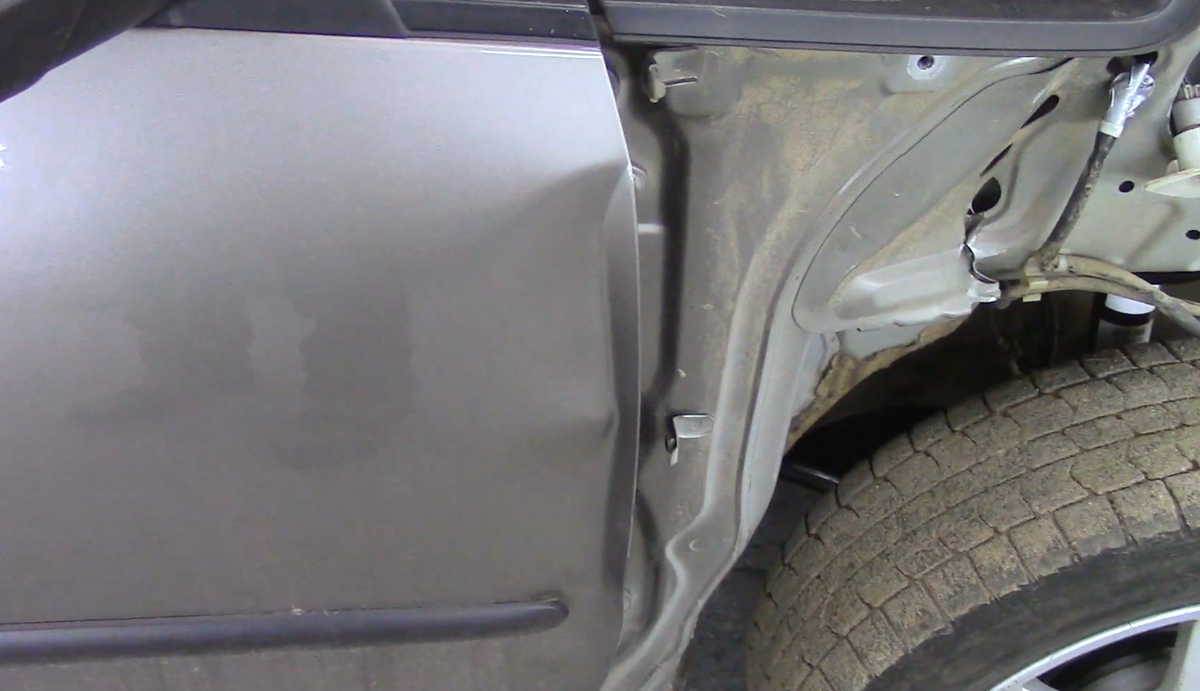 Как потом всё- таки оказалась пассажир вывернул дверь.