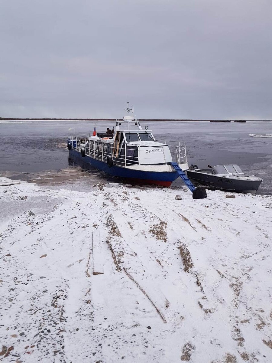 Пока не встал лед, в некоторые поселки можно добраться по воде.