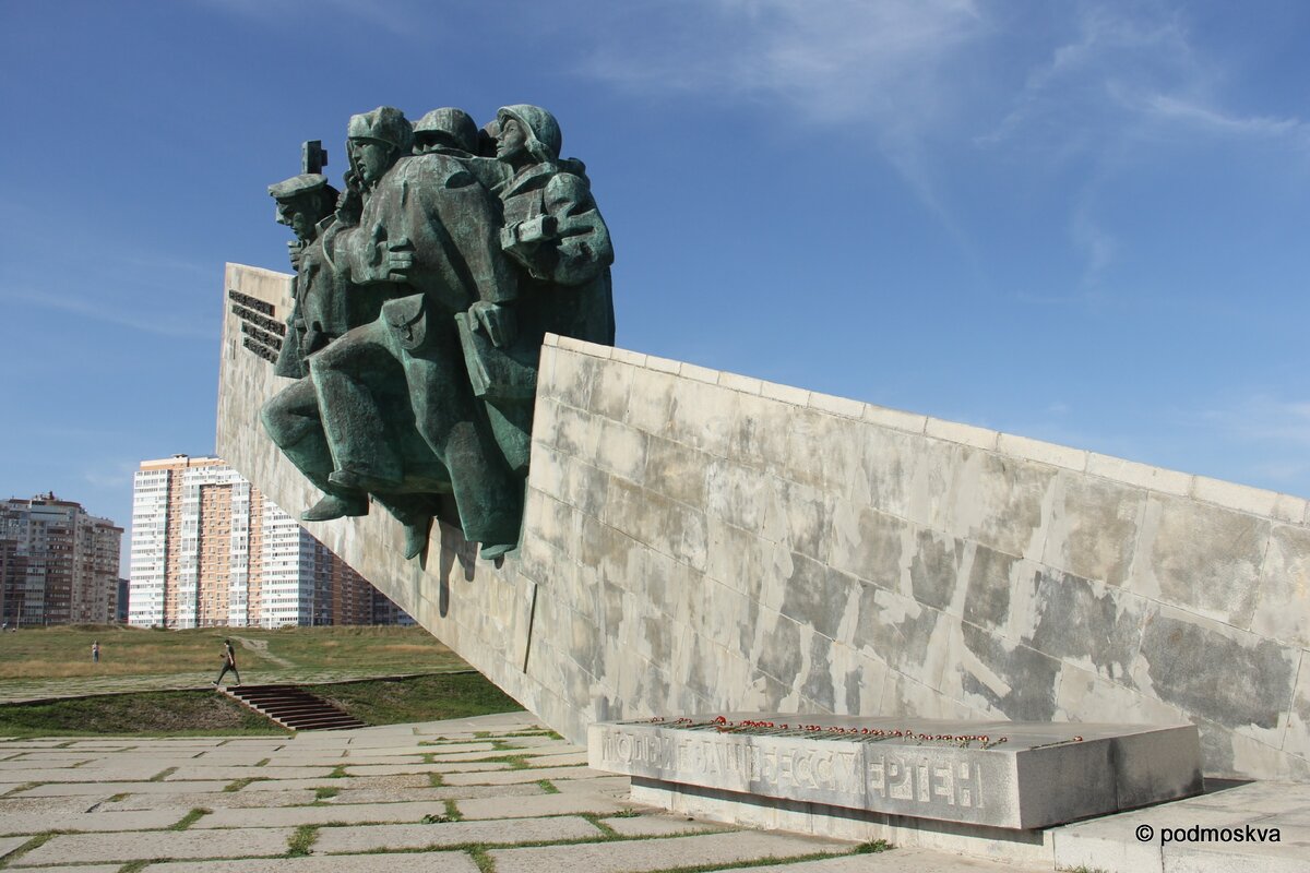 Новороссийск памятник малая. Малая земля Новороссийск. Малая земля Новороссийск архитектура. Мемориал малая земля. Цемесская бухта Новороссийск памятник.