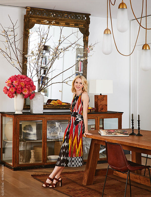 Наоми Уоттс в столовой своей новой квартиры в Нью-Йорке. Светильник, Apparatus Studio. Стол, Ralph Lauren Home. Стул, Sol & Luna. Зеркало и комод антикварные, туарегский ковер — винтажный.