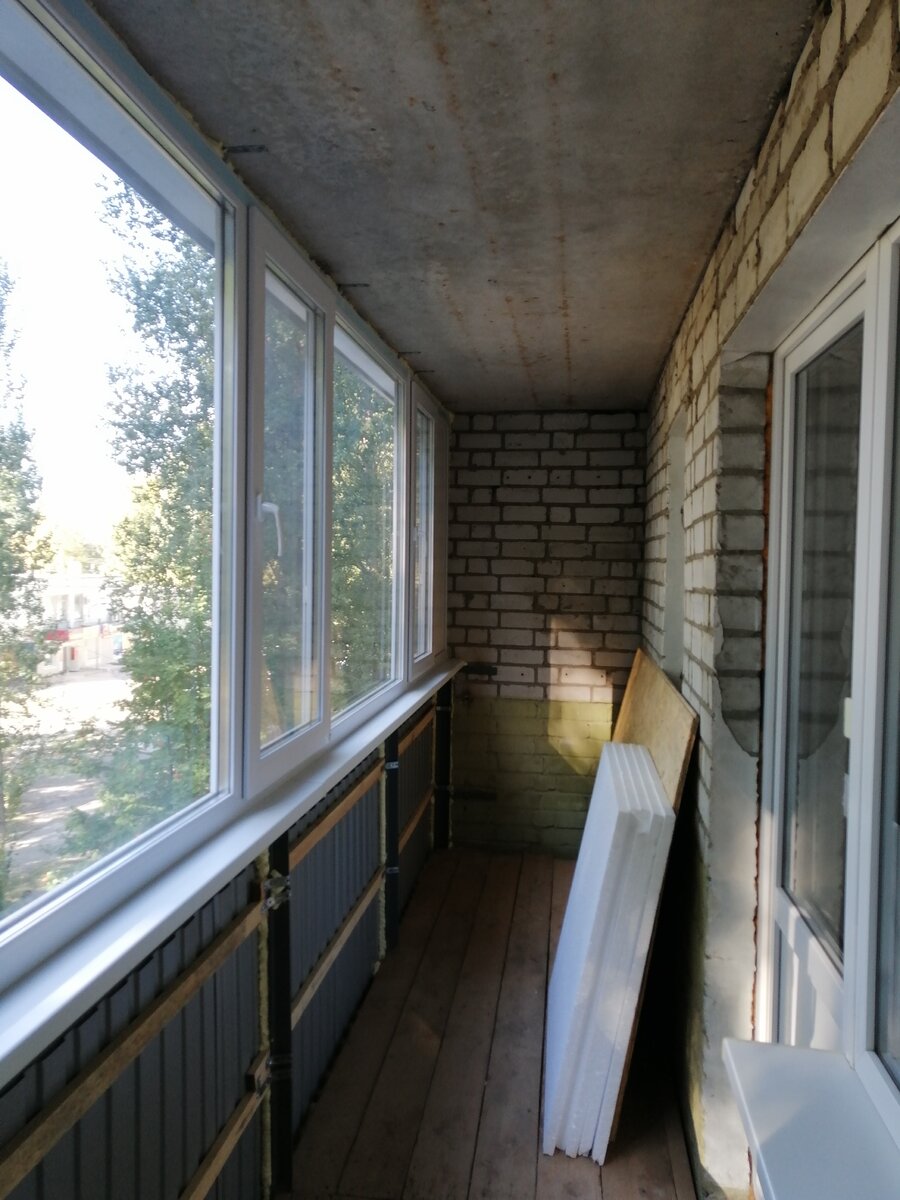 Этапы остекления и отделки балкона.