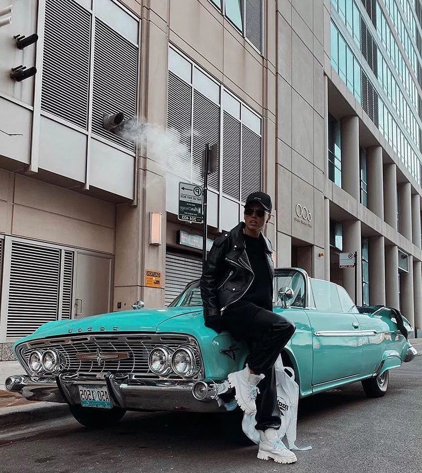 Если что, машина на фоне не принадлежит Зиверт, речь пойдет о другой машине :)