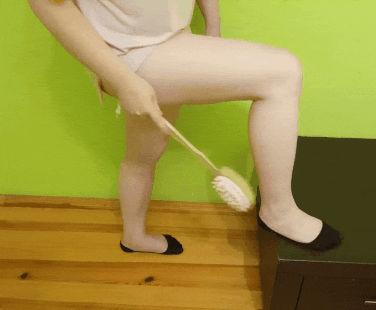 С щеткой без ручки приходится наклоняться, но можно регулировать силу нажатия. 
