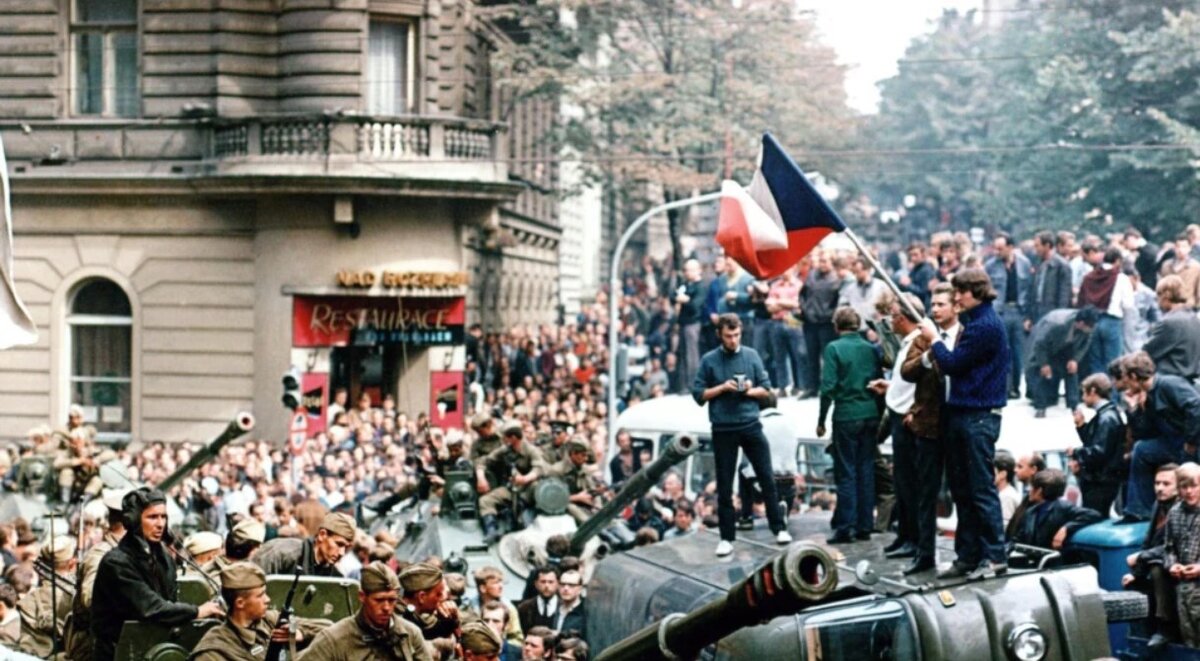 Советские танки на улицах Праги. 21 августа 1968 год