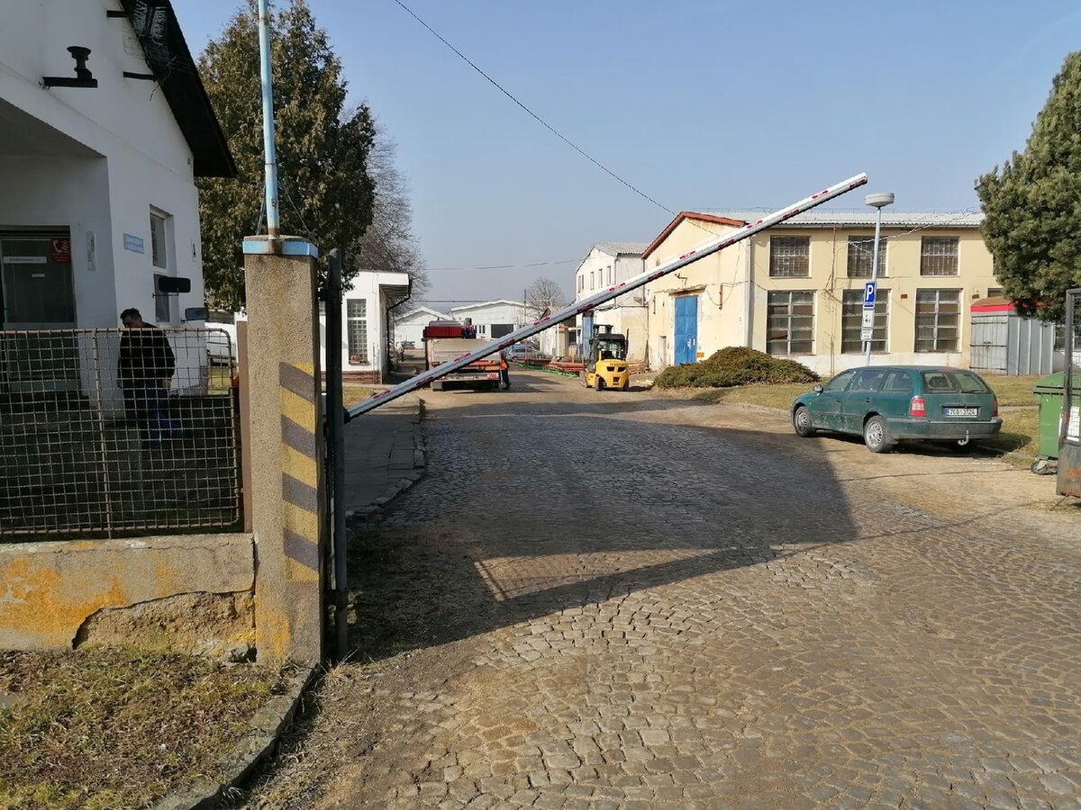 Фото автора. Машиностроительный завод "Импакт" в Чехии. Ещё 4 фото справа ->->