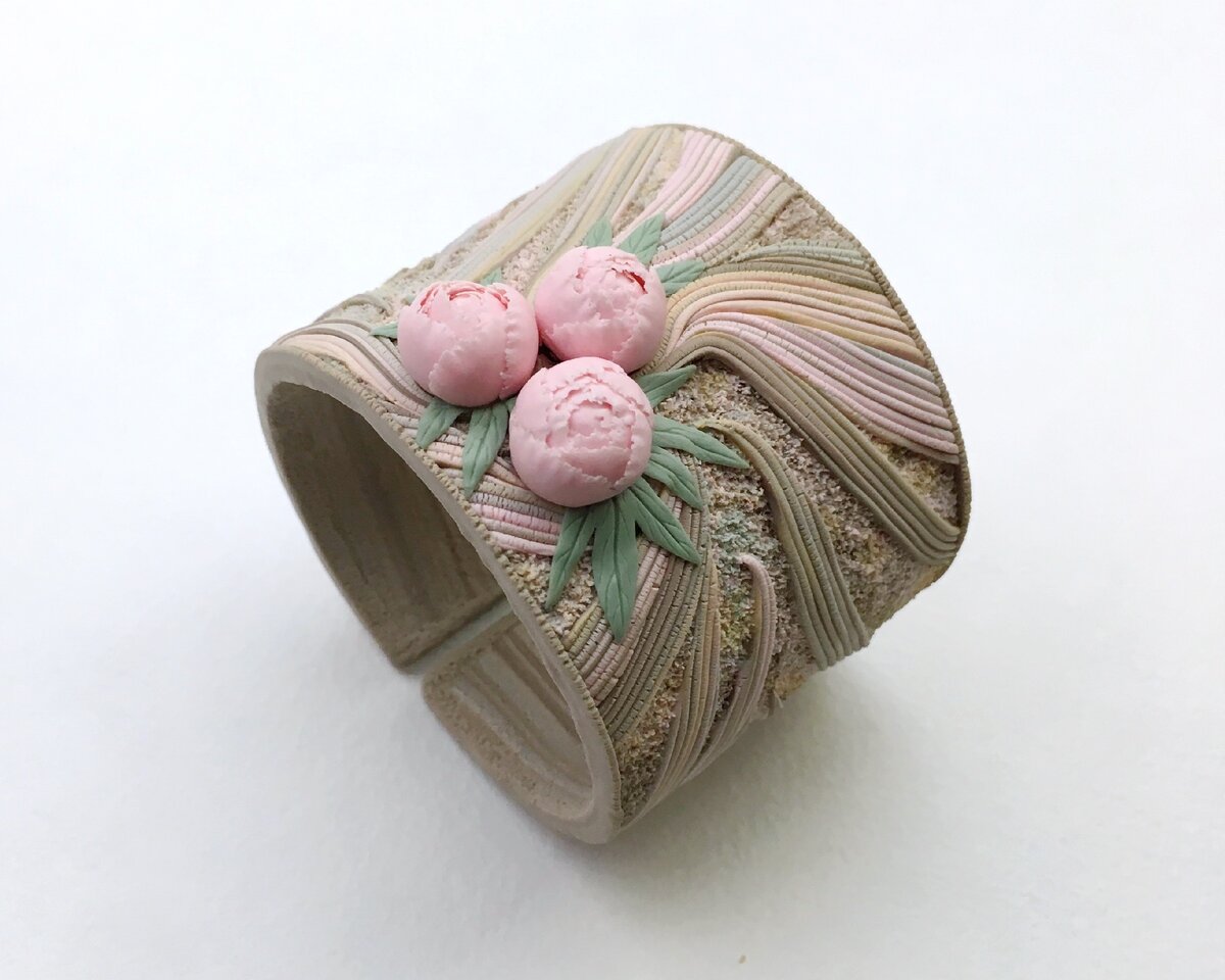 Браслет с пионами