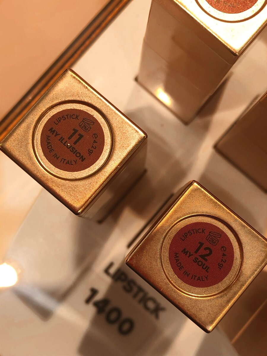 Глянцевые помады в оттенках 11 и 12