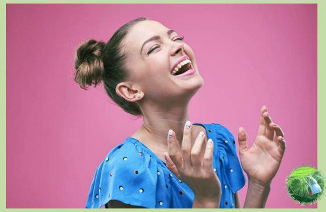Искусственно вызванный беспричинный смех оказывает такое же благотворное воздействие на организм, как и обычный смех.
