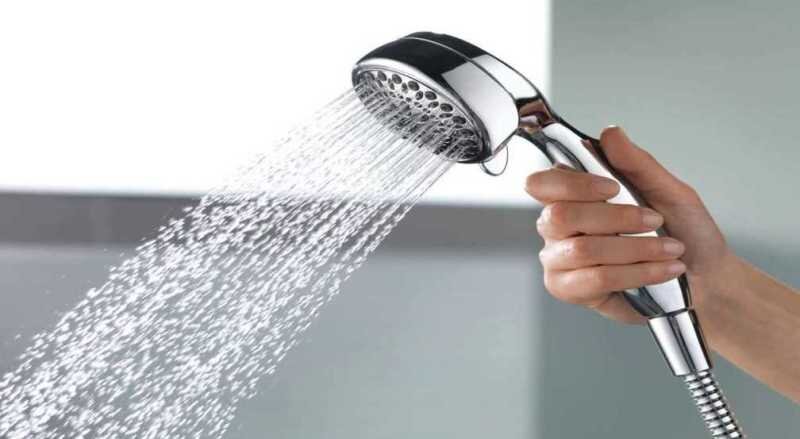 Каждый новый день приближает нас к лету – особому времени года, когда все женщины расцветают. Солнце пригревает все сильнее, мы отказываемся от шарфов и свитеров, поэтому пора обратить внимание на свою грудь. Зона декольте - одно из главных женских украшений. Замечательно, если эта область выглядят безупречно, если нет - следуйте нашей программе красоты. 



Область декольте требует серьезного и постоянного ухода. Однако нередко из всех уходовых процедур зоне шеи и декольте в лучшем случае достаются остатки крема для лица. Чтобы не получить эффект моложавого лица на дряблой шее, игнорировать потребности кожи этой деликатной области нельзя. 
Кожа шеи и декольте тонкая и сухая, в ней мало сальных желез, поэтому даже качественные и дорогостоящие кремы для лица не смогут удовлетворить ее потребности. Она слишком уязвима перед воздействием внешней среды и быстро стареет. Коже груди и декольте нужен ежедневный качественный уход, не ждите, когда она потеряет эластичность и упругость. Настройтесь на комплексный уход, ведь декольте не умеет врать и первым выдаст ваш возраст, а также нежелание за ним ухаживать. 

Секрет красивого бюста и декольте в самых простых правилах и процедурах 

