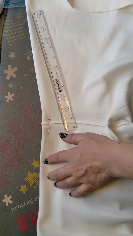 Отчертила вытачки с изнанки, и  прострочила. Листайте вправо.